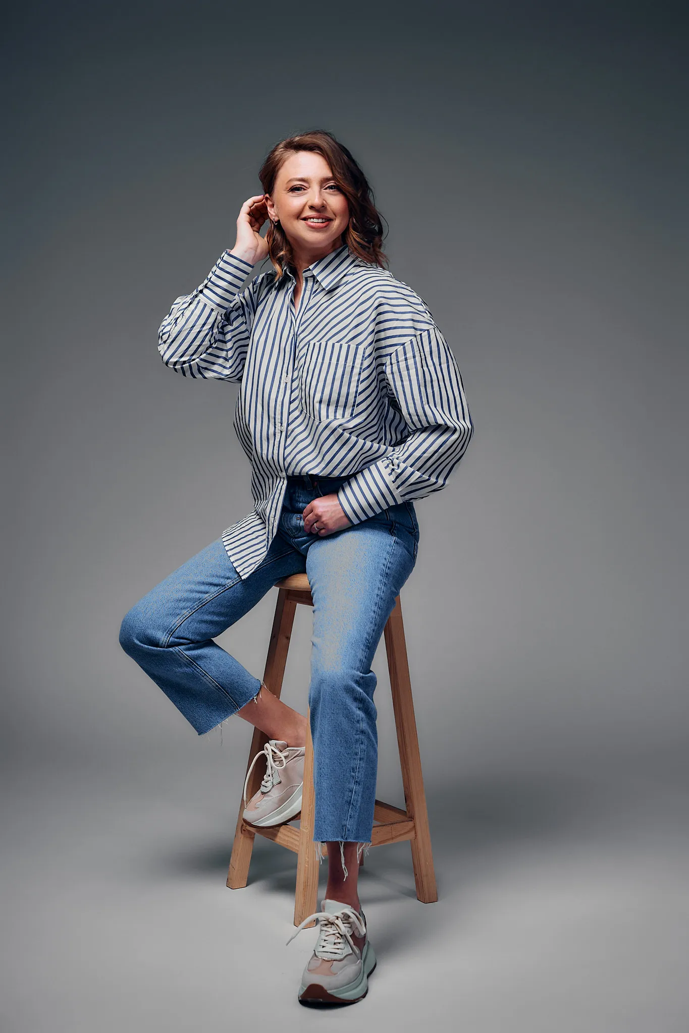 Tatsiana Udavichenka in Hemd und Jeans
